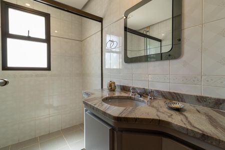 Apartamento à venda com 295m², 4 quartos e 3 vagas Apartamento à venda com 295m², 4 quartos e 3 vagasBanheiro Corredor