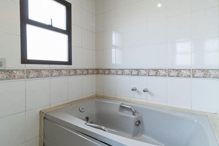 Apartamento à venda com 295m², 4 quartos e 3 vagas Apartamento à venda com 295m², 4 quartos e 3 vagasBanheiro da Suíte 1