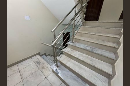 Apartamento à venda com 115m², 3 quartos e 1 vaga Apartamento à venda com 115m², 3 quartos e 1 vagaEscada