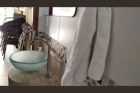 Casa à venda com 180m², 3 quartos e 2 vagas Casa à venda com 180m², 3 quartos e 2 vagasBanheiro 4 - lavabo da área gourmet