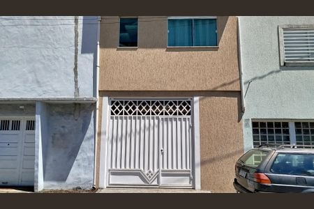 Casa à venda com 180m², 3 quartos e 2 vagas Casa à venda com 180m², 3 quartos e 2 vagasFachada 2