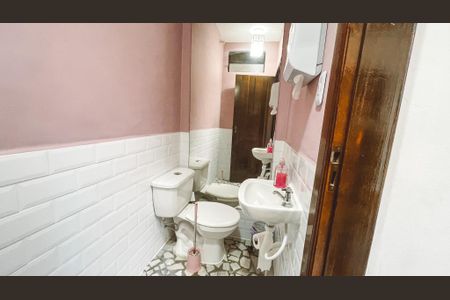Casa à venda com 266m², 4 quartos e 3 vagas Casa à venda com 266m², 4 quartos e 3 vagasBanheiro de serviço