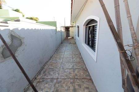 Casa à venda com 200m², 3 quartos e 3 vagas Casa à venda com 200m², 3 quartos e 3 vagasCorredor