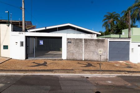 Casa à venda com 200m², 3 quartos e 3 vagas Casa à venda com 200m², 3 quartos e 3 vagasFachada