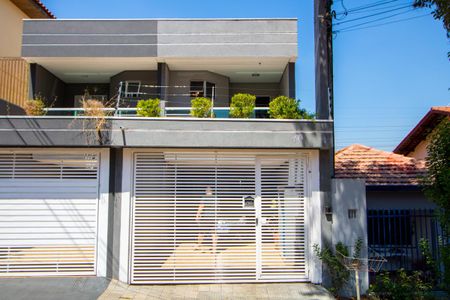 Casa à venda com 270m², 4 quartos e 2 vagas Casa à venda com 270m², 4 quartos e 2 vagasFachada