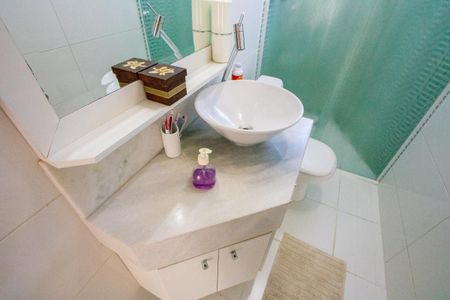 Casa à venda com 270m², 4 quartos e 2 vagas Casa à venda com 270m², 4 quartos e 2 vagasBanheiro social