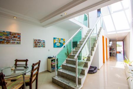 Casa à venda com 270m², 4 quartos e 2 vagas Casa à venda com 270m², 4 quartos e 2 vagasSala