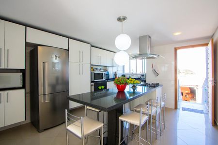 Casa à venda com 270m², 4 quartos e 2 vagas Casa à venda com 270m², 4 quartos e 2 vagasCozinha