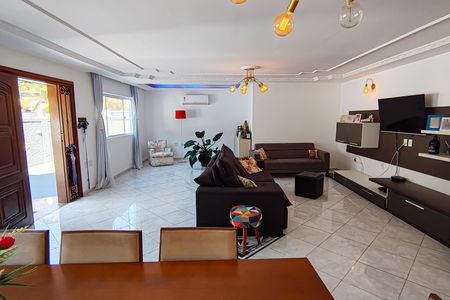 Casa de condomínio à venda com 321m², 5 quartos e 4 vagas Casa de condomínio à venda com 321m², 5 quartos e 4 vagasSala