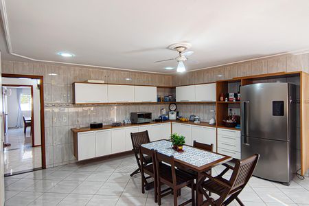 Casa de condomínio à venda com 321m², 5 quartos e 4 vagas Casa de condomínio à venda com 321m², 5 quartos e 4 vagasCozinha