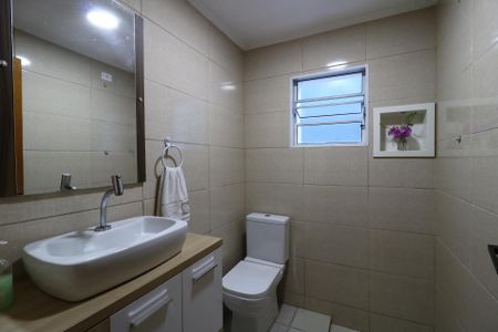 Casa à venda com 185m², 3 quartos e 2 vagasBanheiro do piso inferior