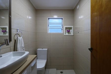 Casa à venda com 185m², 3 quartos e 2 vagasBanheiro do piso inferior
