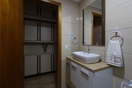 Casa à venda com 185m², 3 quartos e 2 vagasBanheiro do piso inferior