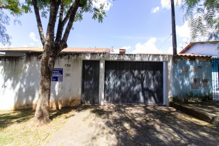 Casa à venda com 180m², 3 quartos e 2 vagas Casa à venda com 180m², 3 quartos e 2 vagasFachada