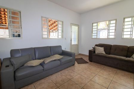 Casa à venda com 180m², 3 quartos e 2 vagas Casa à venda com 180m², 3 quartos e 2 vagasSala