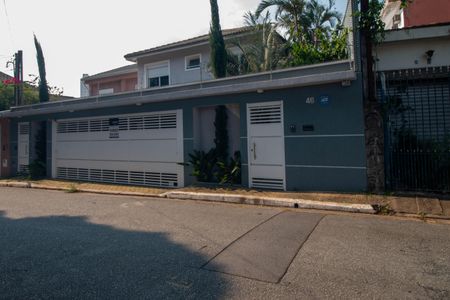Casa à venda com 300m², 3 quartos e 3 vagas Casa à venda com 300m², 3 quartos e 3 vagasFachada