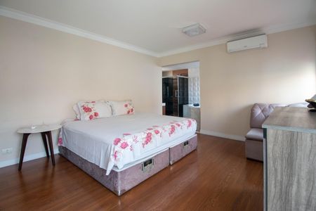 Casa à venda com 300m², 3 quartos e 3 vagas Casa à venda com 300m², 3 quartos e 3 vagasSuíte