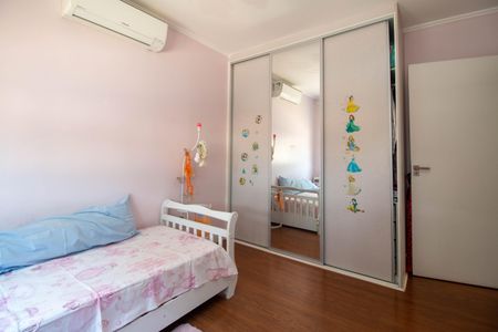 Casa à venda com 300m², 3 quartos e 3 vagas Casa à venda com 300m², 3 quartos e 3 vagasQuarto 2