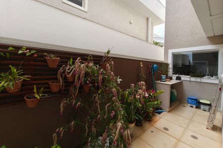 Casa de condomínio à venda com 280m², 3 quartos e 4 vagasQuintal