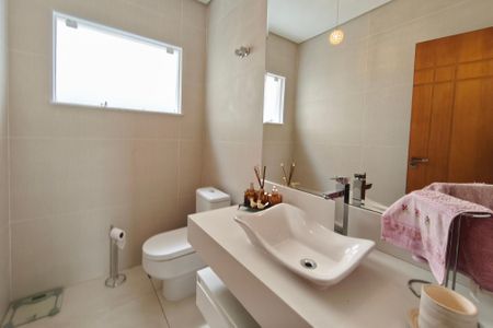 Casa de condomínio à venda com 280m², 3 quartos e 4 vagasLavabo