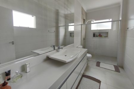Casa de condomínio à venda com 280m², 3 quartos e 4 vagasBanheiro Suíte 2