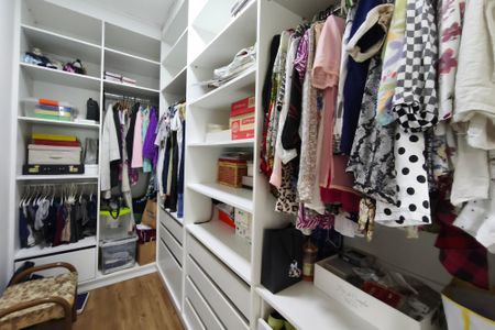 Casa de condomínio à venda com 280m², 3 quartos e 4 vagasCloset Suíte 2