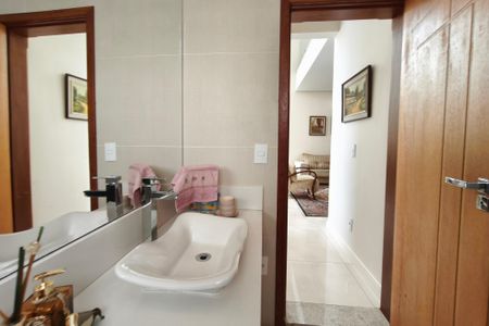 Casa de condomínio à venda com 280m², 3 quartos e 4 vagasLavabo