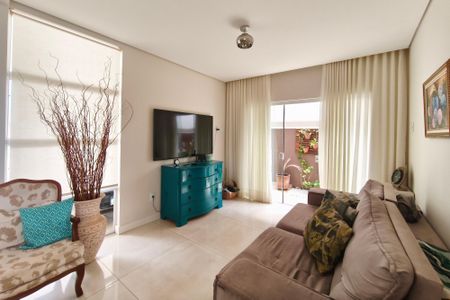 Sala de TV de casa de condomínio à venda com 3 quartos, 280m² em Swiss Park, Campinas