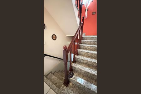 Casa à venda com 128m², 4 quartos e 4 vagasEscada