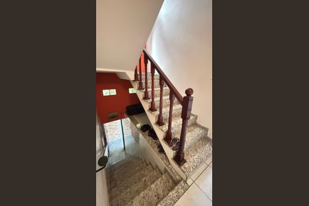 Casa à venda com 128m², 4 quartos e 4 vagasEscada