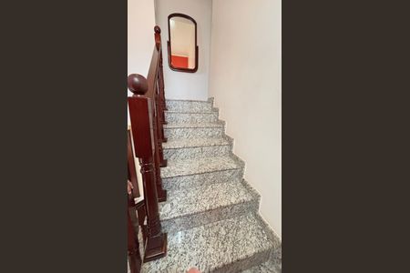 Casa à venda com 128m², 4 quartos e 4 vagasEscada