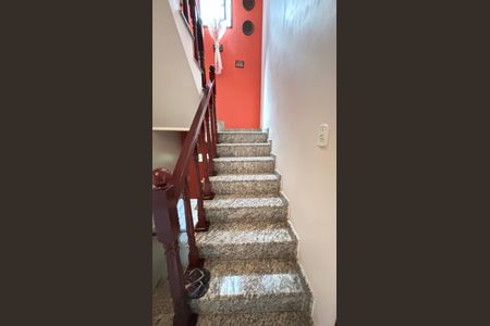 Casa à venda com 128m², 4 quartos e 4 vagasEscada