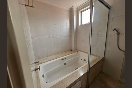 Casa à venda com 450m², 5 quartos e 5 vagasBanheiro da Suíte 2