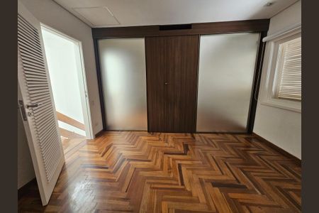 Casa à venda com 450m², 5 quartos e 5 vagasSuíte 2