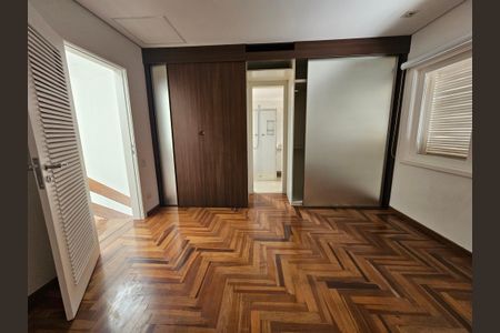 Casa à venda com 450m², 5 quartos e 5 vagasSuíte 2