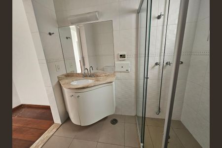 Casa à venda com 450m², 5 quartos e 5 vagasBanheiro da Suíte 1