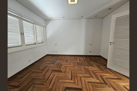 Casa à venda com 450m², 5 quartos e 5 vagasSuíte 2