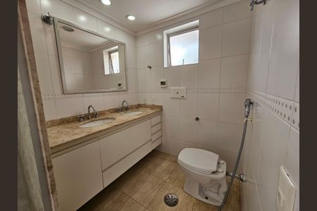 Casa à venda com 450m², 5 quartos e 5 vagasBanheiro da Suíte 2