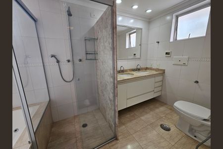 Casa à venda com 450m², 5 quartos e 5 vagasBanheiro da Suíte 2