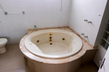 Casa à venda com 450m², 6 quartos e 4 vagas Casa à venda com 450m², 6 quartos e 4 vagasBanheiro do Quarto 1