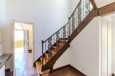 Casa para alugar com 530m², 3 quartos e 4 vagas Casa para alugar com 530m², 3 quartos e 4 vagasEscada