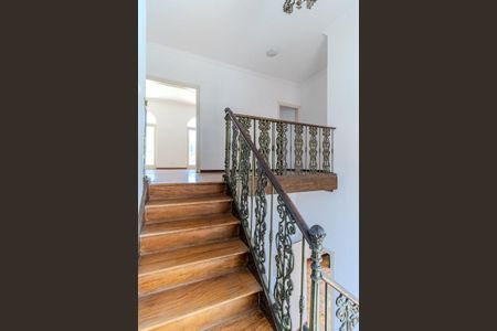 Casa para alugar com 530m², 3 quartos e 4 vagas Casa para alugar com 530m², 3 quartos e 4 vagasEscada