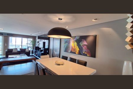 Apartamento à venda com 262m², 4 quartos e 4 vagas Apartamento à venda com 262m², 4 quartos e 4 vagasSala de jantar