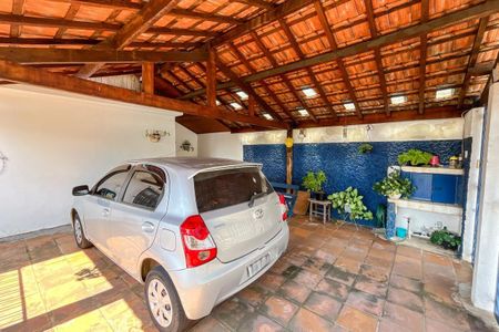 Casa à venda com 225m², 3 quartos e 5 vagas Casa à venda com 225m², 3 quartos e 5 vagasGaragem