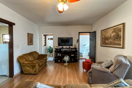 Casa à venda com 225m², 3 quartos e 5 vagas Casa à venda com 225m², 3 quartos e 5 vagasSala