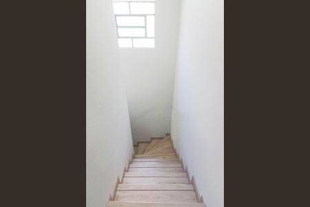 Casa à venda com 130m², 3 quartos e 2 vagasEscadas