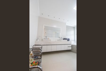 Casa de condomínio para alugar com 672m², 5 quartos e 6 vagas Casa de condomínio para alugar com 672m², 5 quartos e 6 vagasBanheiro da Suíte 1