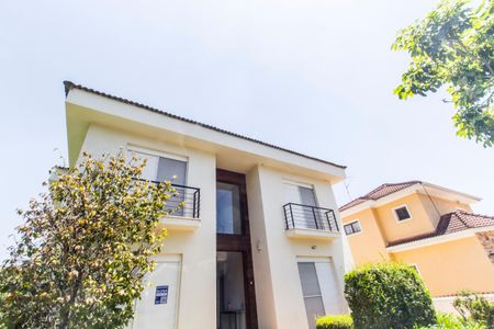 Casa de condomínio para alugar com 672m², 5 quartos e 6 vagas Casa de condomínio para alugar com 672m², 5 quartos e 6 vagasFachada da casa e placa