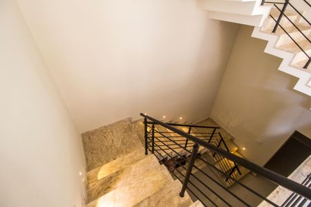 Casa de condomínio para alugar com 672m², 5 quartos e 6 vagas Casa de condomínio para alugar com 672m², 5 quartos e 6 vagasEscada