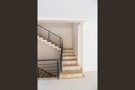 Casa de condomínio para alugar com 672m², 5 quartos e 6 vagas Casa de condomínio para alugar com 672m², 5 quartos e 6 vagasEscada